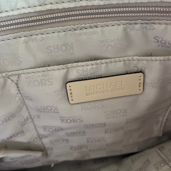 Michael Kors tote - Picture 2 of 4